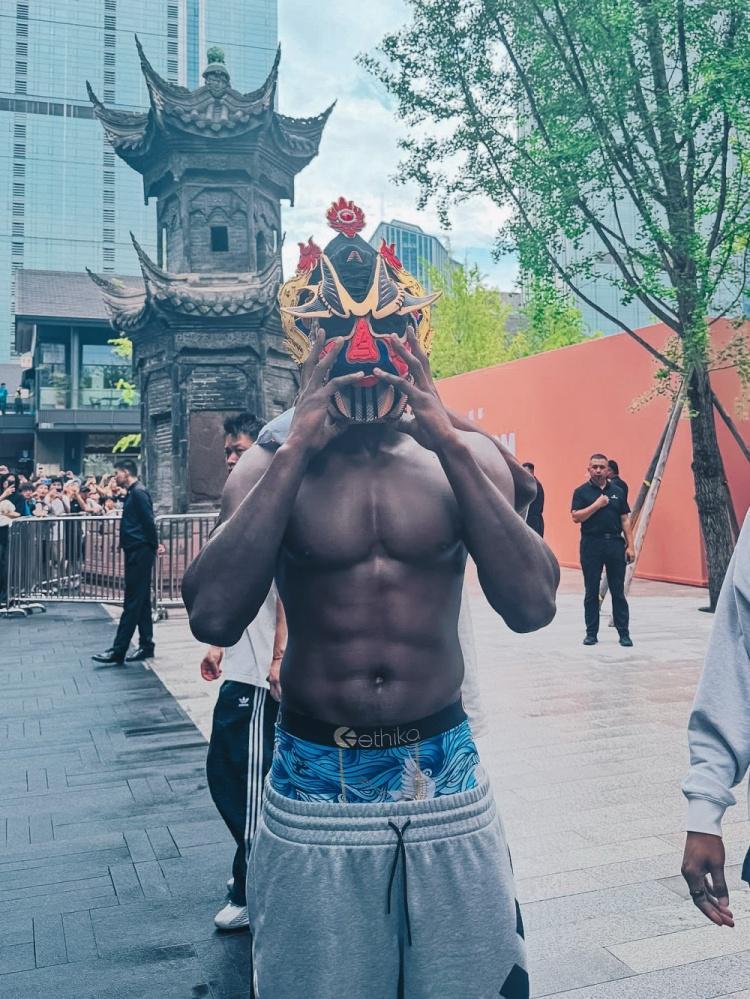 玩得挺开心!森林狼官方晒爱德华兹中国行照片